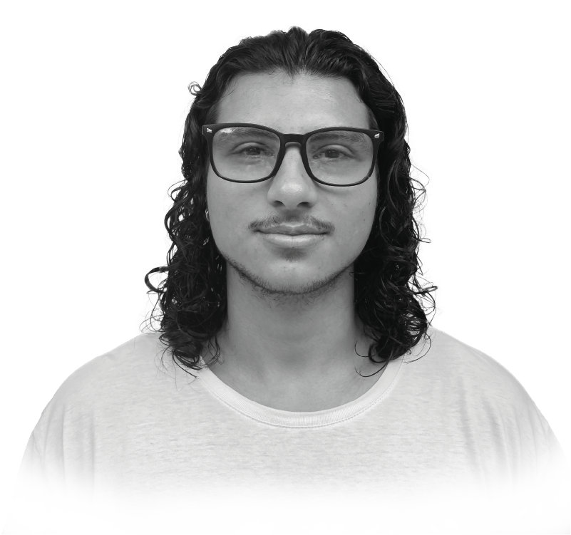 Júlio César, criador da JCRC, olhando para a câmera