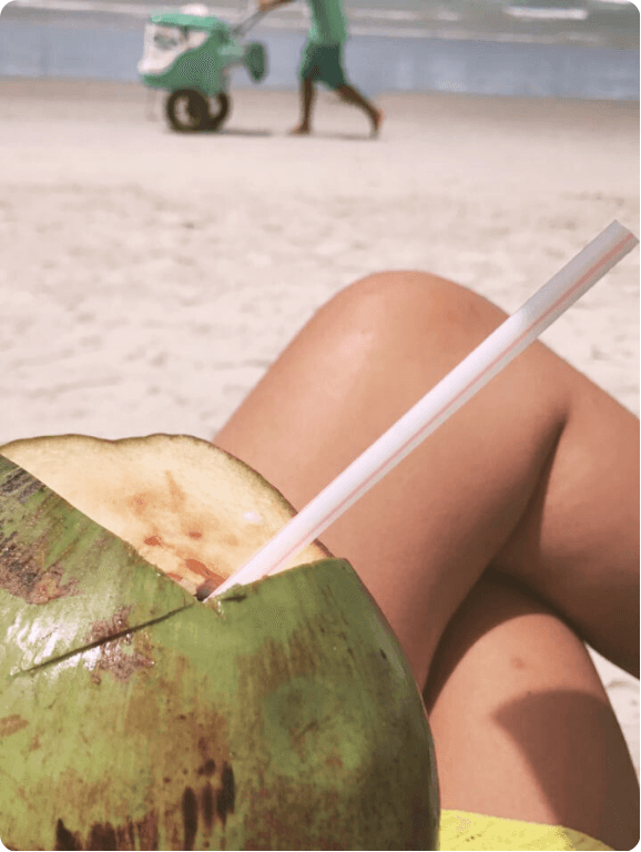 Viajante solo curtindo água de coco