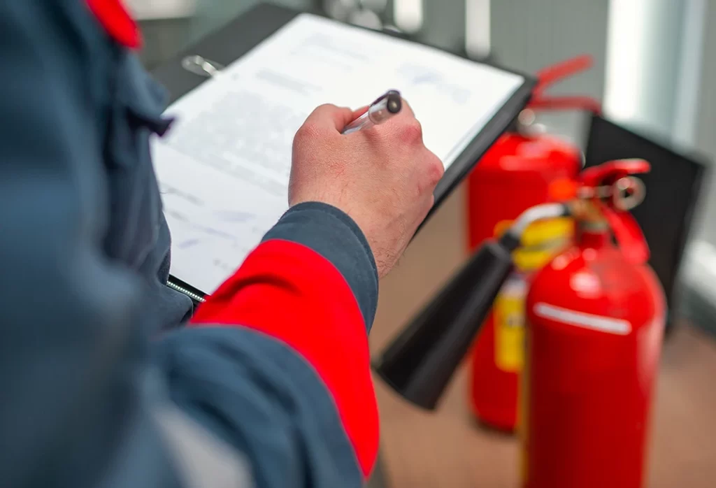 Engenheiro com extintor de incêndio