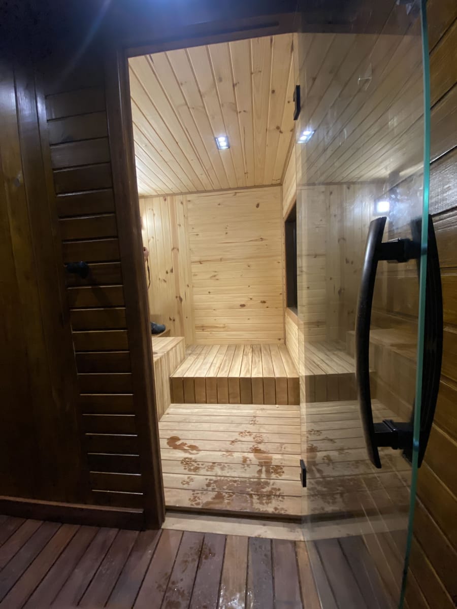 Interior com porta de vidro