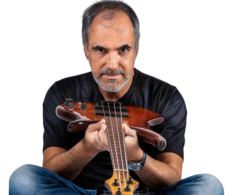 Zuzo Moussawer tocando baixo